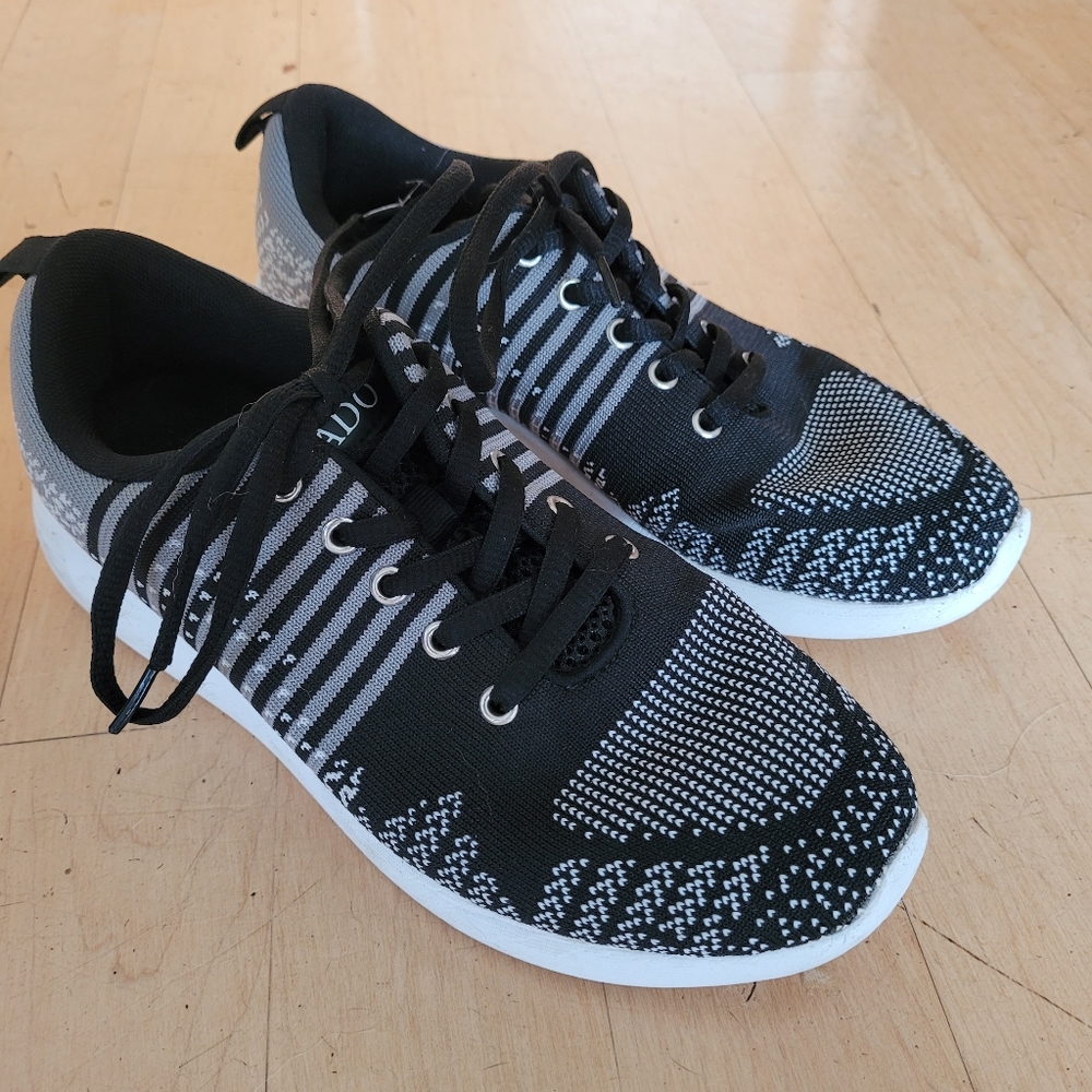 Vlado Sneakers, Size 8
